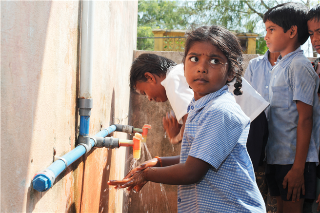 Sauberes Wasser und Sanitäranlagen für Schulkinder in Indien. © Plan / Sarika Gulati