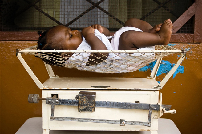 Gewinner beim Aspirin Social Innovation Award: Die 'Baby Scales Initiative' sorgt dafür, dass Neugeborene in afrikanischen Ländern gewogen werden und damit eine korrekte Dosierung von Medikamenten bei einer Behandlung gewährleistet ist. © Bayer AG