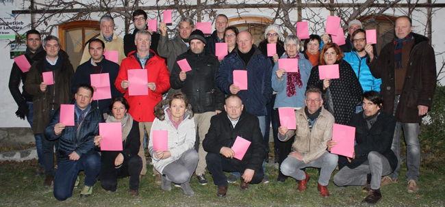 Europäische Biobauern zeigen den Verhandlungen die rote Karte. Foto: Naturland