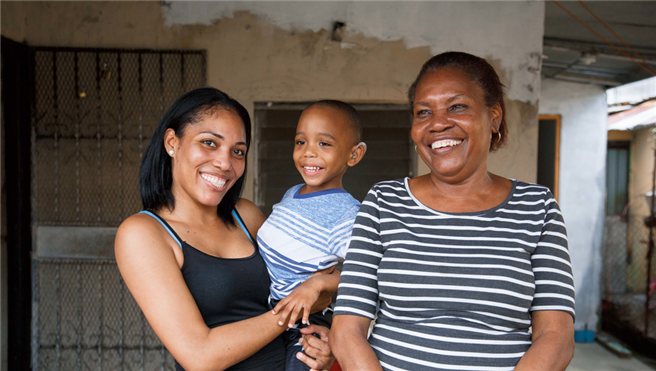 Der 3-jährige Josmar, hier mit seiner Mutter und seiner Großmutter vor ihrem Haus in einem Wohnquartier in Panama City, freut sich über sein CI. Foto: Hear the World