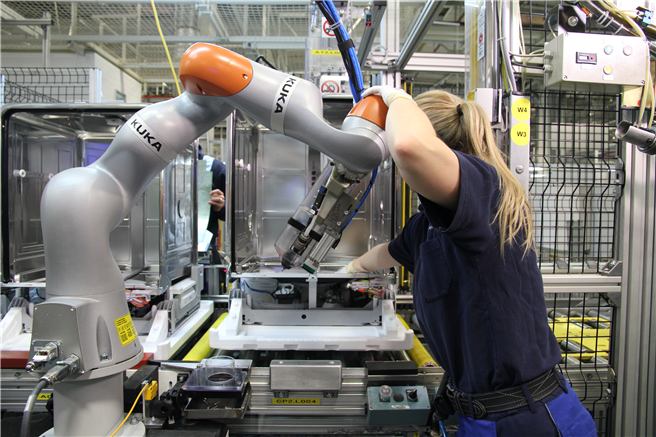 In der Arbeitswelt der Zukunft werden Mensch und Maschine enger als heute kooperieren. © IFR International Federation of Robotics 