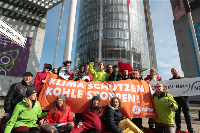 Die Aktivisten setzen ein Zeichen: Weg von der Kohle, dem Klima zuliebe ©Oxfam