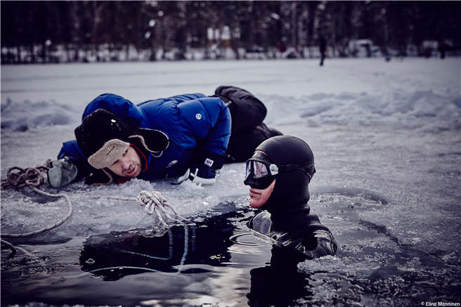 JOHANNA UNDER THE ICE. Foto: Elina Manninen