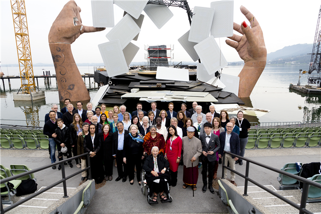 Die Teilnehmer des 10. World Future Forums 2017 in Bregenz vor der Seebühne. ©Kongresskultur Bregenz/Dietmar Mathis