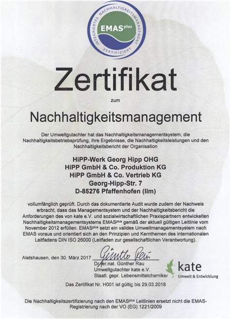 Seit März 2017 ist HiPP als erstes deutsches Unternehmen der Lebensmittelindustrie offiziell durch das Sozialmanagementsystem EMASplus zertifiziert. © HiPP