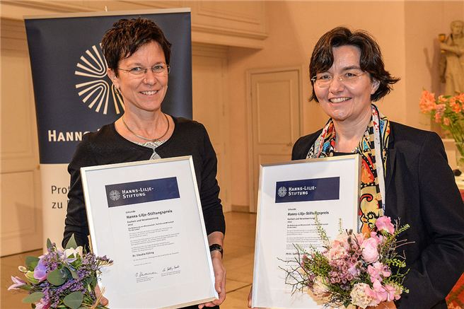 Dr. Claudia Füllung und PD Dr. Gotlind Ulshöfer teilen sich den Hanns-Lilje-Stiftungspreis in der Kategorie Wissenschaft. © Jens Schulze