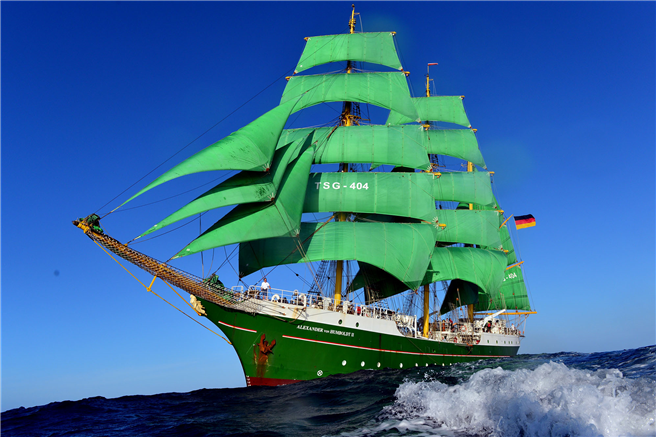 Das Segelschulschiff Alexander von Humboldt II ist der erste Großsegler, der seit dem Segelschulschiff der Bundesmarine Gorch Fock in Deutschland gebaut wurde. © Deutsche KlimaStiftung 