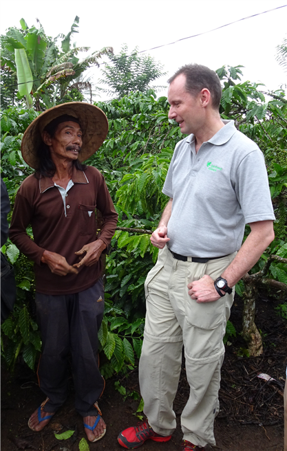 Nigel Sizer auf einer Kaffeefarm in Indonesien. © Rainforest Alliance