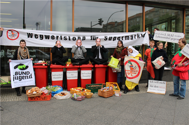 Am 02. Mai demonstrierten Aktive der Kampagne Leere Tonne vor dem Agrarministerium für den Wegwerfstopp für Supermärkte. © Aktion Agrar