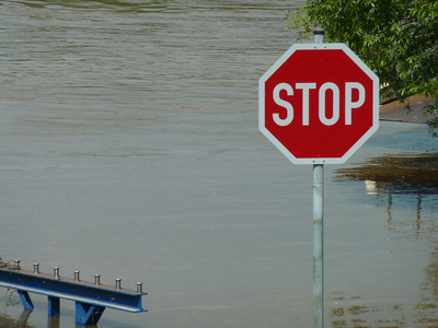 Überschwemmungen und Extremwetterereignisse können entlang der Wertschöpfungskette für Verzögerungen sorgen. © Lupo/pixelio.de 