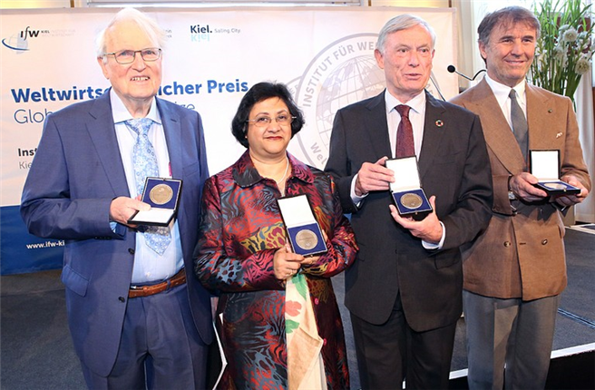 Die Preisträger: (v.li.) Prof. Assar Lindbeck, Ph.D., Arundhati Bhattacharya, Prof. Dr. Horst Köhler und Brunello Cucinelli © ifw Kiel