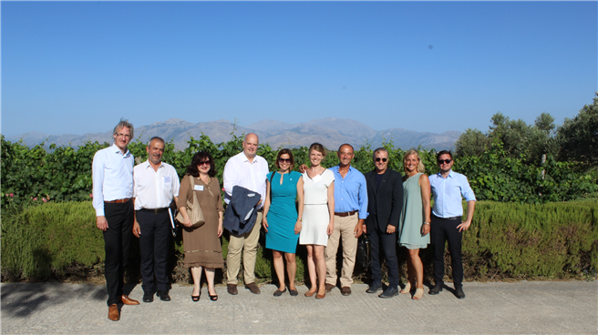 Vertreter der Local Food Experts, blueContec, TUI Care Foundation und Futouris auf dem Weingut Lyrarakis Wines auf Kreta. © Futouris e.V.