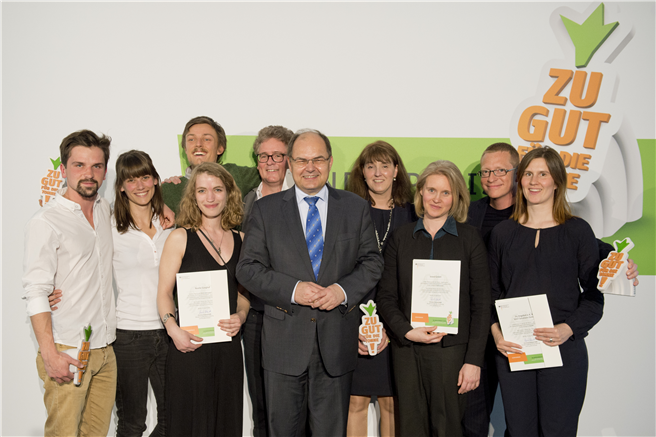 Bundesminister Christian Schmidt (m) mit den Gewinnern des Zu gut für die Tonne!-Bundespreises 2016 © BMEL/photothek.net/Michael Gottschalk