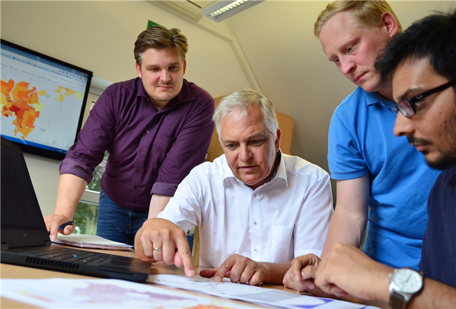 Sie arbeiten an der Wärmebedarfskarte (v.l.): Dr. Elmar Brügging, Prof. Dr. Christof Wetter, Hinnerk Willenbrink und Jigeeshu Joshi. © FH Münster/Pressestelle)