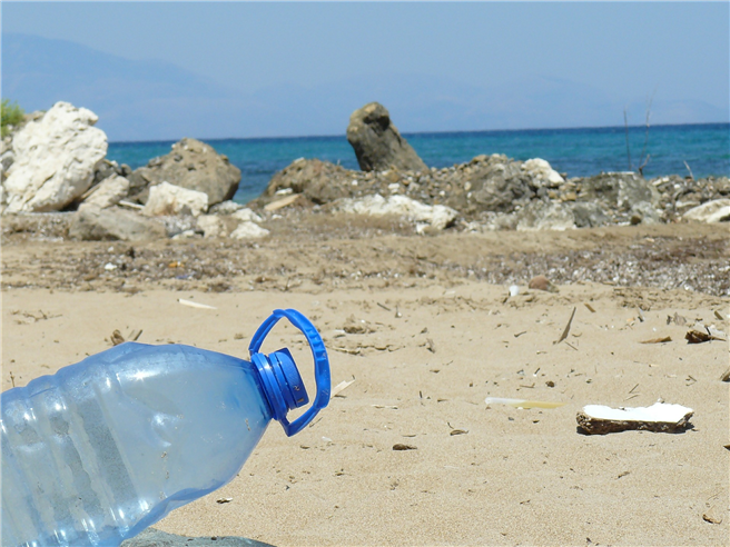 Unmengen an Plastikmüll und Mikroplastik sind Folgen eines sehr sorglosen Konsum- und Verbraucherverhaltens. © kakuko / pixabay.de