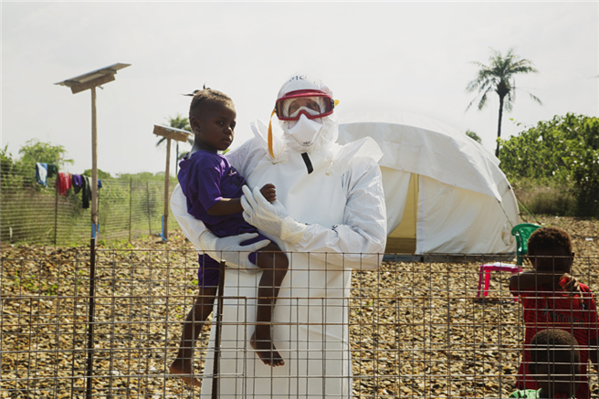 Prof. Dr. Joachim Gardemann hat bei seinem Hilfseinsatz in Westafrika in einer Ebola-Behandlungsstation Infizierte versorgt. Der Kinderarzt musste dabei immer eine Schutzausrüstung tragen. Foto: Maija Tammi (FIN RC) für IFRC 