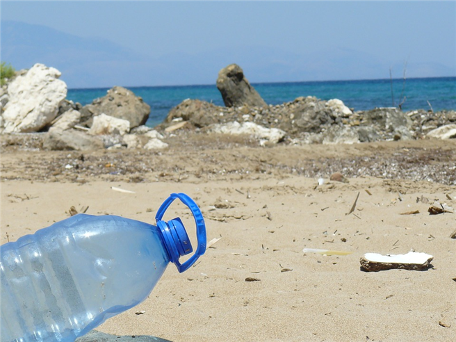 Wasserspender anstatt Plastikflaschen im Meer - eine wichtige Intiative von DER Touristik. © kakuko, pixabay