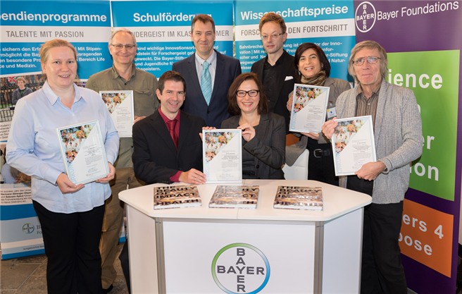 Kreative Naturwissenschaftler bringen Zukunftstechnologien in den Unterricht: Die Bayer-Stiftung zeichnet sechs Berliner Projekte aus © Bayer AG