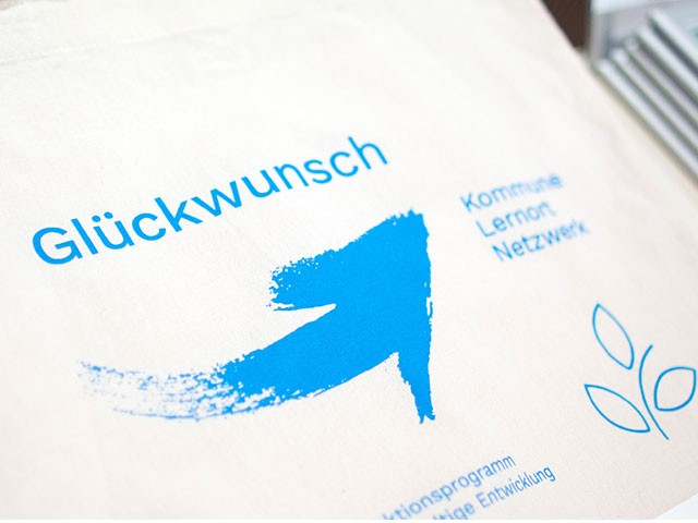 Eine Tasche, die die Ausgezeichneten beim Agendakongress erhalten. © Thomas Koehler/ photothek.net