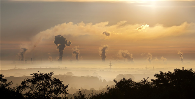 Eine Analyse zu den führenden Versicherern zeigt: Die Allianz fällt beim Klimaschutz zurück. © Foto-Rabe / pixabay.com