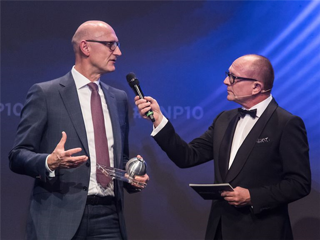 Timotheus Höttges (links), Vorstandsvorsitzender der Telekom, nimmt den Deutschen Nachhaltigkeitspreis 2017 in der Kategorie 'Großunternehmen' von Laudator Stefan Schulze-Hausmann in Empfang. © Deutsche Telekom AG
