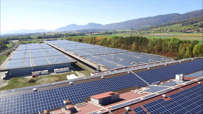 Auf den riesigen Lagerhallen von Philipp Morris in der Gemeinde Onnens am Neuenburgersee sind 35‘000 Solarpanels der neuesten Generation installiert. © Jendra