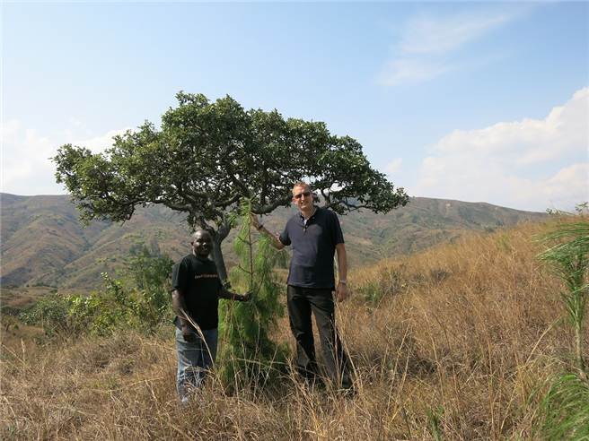 Geschäftsführer Klaus Wagner in einem Aufforstungsgebiet in Tansania mit einem der lokalen Partner. © JOSERA