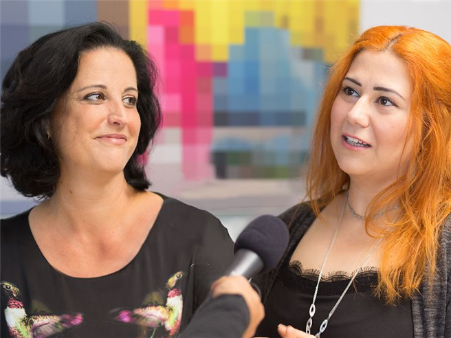 Barbara Costanzo (links), bei der Telekom verantwortlich für 'Praktikum PLUS Direkteinstieg', und Programmteilnehmerin Soulie B. (rechts) sind beide gleichermaßen zufrieden mit der Entwicklung des Pilotprojekts. © Deutsche Telekom