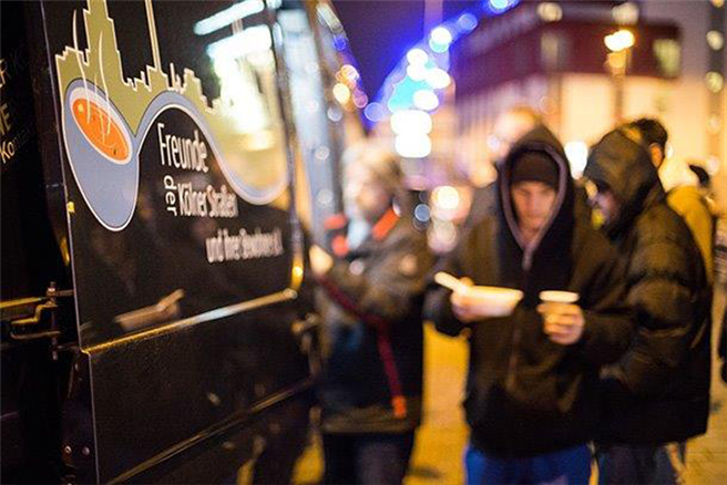 Der Kölner Kältebus fährt drei Mal pro Woche durch die Domstadt und versorgt Obdachlose © Bayer AG