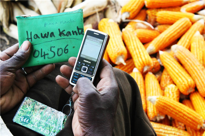 Kleine Geldbeträge werden von Landwirten per Handy in Form von 'myAgro'-Cards gespart und bei Bedarf in hochwertiges Saatgut und Dünger eingetauscht © Bayer AG