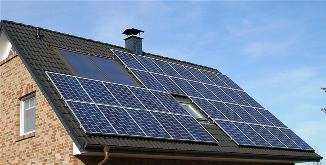 Mit einer Photovoltaik-Anlage können Verbraucher sparen. © skeeze, pixabay