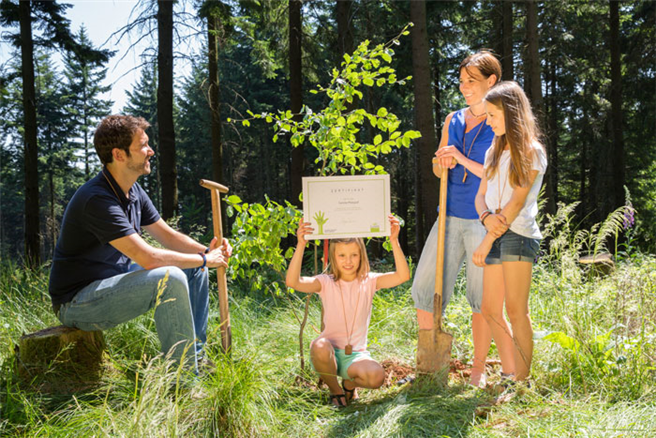 Baumpflanzaktion für das Projekt 'baumgeben' © Landal GreenParks