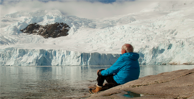 Claude Lorius lädt zu einer Entdeckungsreise über das Polarmeer in die Schneelandschaft der Antarktis ein. © Filme für die Erde