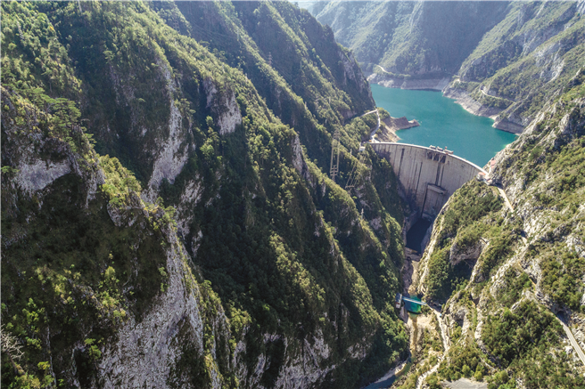 Der Mratinje Damm am Fluss Piva in Montenegro. © Andrew Burr