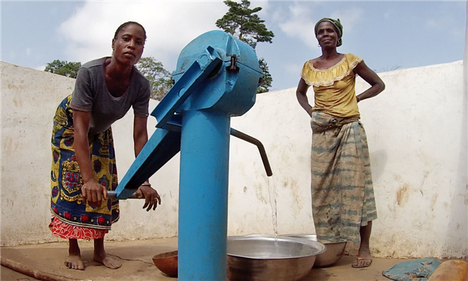 Trinkwasserpumpe in Dantomba, Elfenbeinküste © GNF