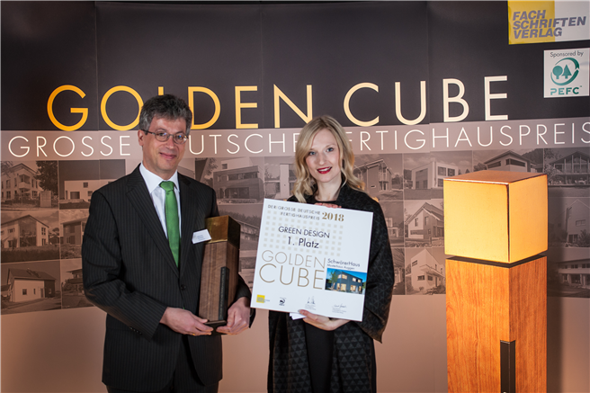 Hannah Kuhfeld von PEFC Deutschland überreichte den 'Golden Cube' in der Kategorie ‚Green Design’ sowie die dazugehörige Urkunde an Johannes Schwörer, Geschäftsführer der SchwörerHaus KG. © Fachschriften-Verlag