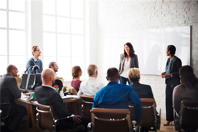 Weiterbildungsseminare helfen Managern, technische Veränderungen und kulturellen Wandel im Unternehmen in Einklang zu bringen. © WINGS