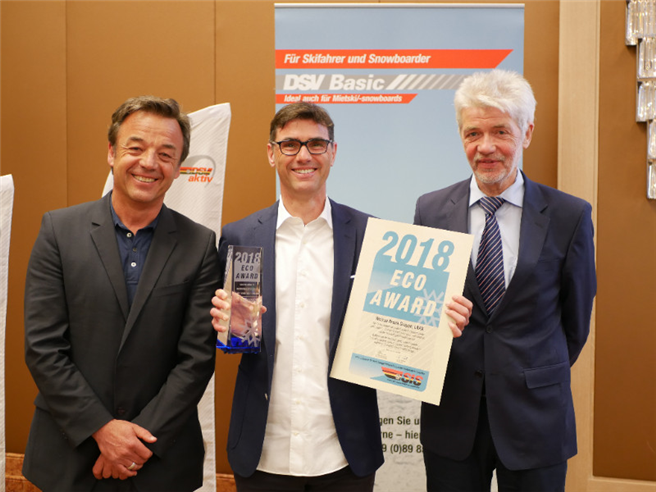 Das Skigebiet LAAX wurde am Sonntag mit dem SIS Eco Award ausgezeichnet (zusehen auf dem Bild v.l.n.r. Prof. Dr. Ralf Roth, Vorstandsmitglied der Stiftung Sicherheit im Skisport (SIS)/Vorsitzender des DSV-Beirats für Umwelt und nachhaltige Sportentwicklung, Flavio Battaini, COO der Weisse Arena Gruppe und Dr. Franz Steinle, Präsident des Deutschen Skiverbands (DSV) © Weisse Arena Gruppe