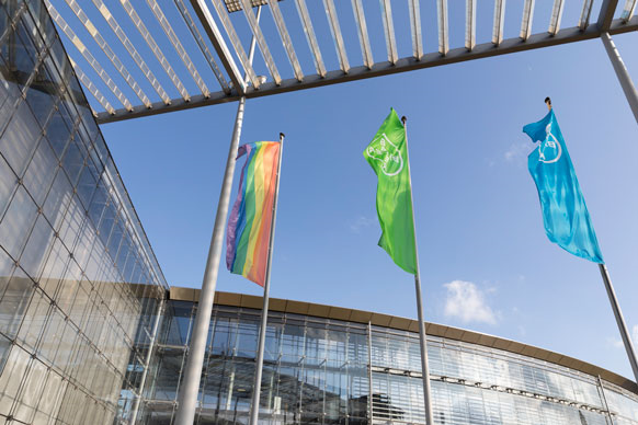 Für die Dauer der Pride-Saison weht in jedem Jahr vor der Bayer-Konzernzentrale in Leverkusen die Regenbogenfahne, das internationale Symbol der Lesben- und Schwulenbewegung. © Bayer
