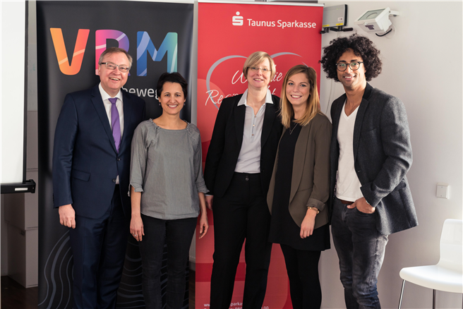 Das Medienunternehmen VRM und die Taunussparkasse sind die Gründungspartner des Regionalfonds; von links nach rechts: Johannes Baron (Main-TaunusKreis), Dr. Alexandra Partale (place2help), Sabine Schmax (Taunus Sparkasse), Louisa Klink (VRM), Dennis Darko. © place2help