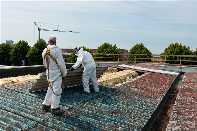 Die ECO Projektgesellschaft prüft mit ihren Experten den Zustand des Asbests und kalkuliert alle Risikofaktoren. © fotolia-Lucaz80