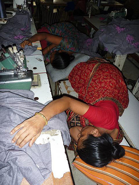 Arbeiterinnen übernachten neben ihrem Arbeitsplatz. Die Zeit reicht nicht, um nachhause zu fahren und dort zu übernachten. © CCC