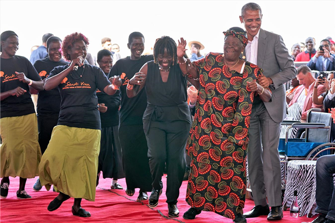 Barack und Auma Obama, Mama Sarah Onyango © by Andi Buchner