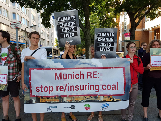 Protest gegen Kohle-Versicherungsgeschäfte der Munich Re vor dem InterContinental Hotel in Berlin. © Greg McNevin / Europe Beyond Coal