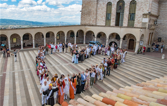 Religious leaders, led by Bishop Ruben Tierrablanca, in the courtyard outside of the Basilica of Saint Francis of Assisi. © Peace Pledge Project