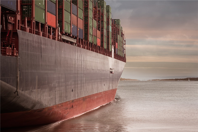 Nach dem erklärten Willen der International Maritime Organization (IMO) müssen sich die Treibhausgasemissionen der globalen Schifffahrt bis zum Jahr 2050 halbiert haben. © nikitozawr, pixabay.com