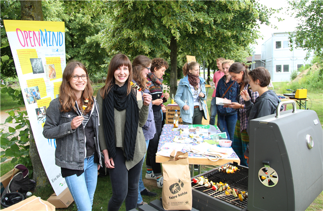 Grillen und dabei Mensch, Tier und Umwelt schonen: Die Oecotrophologie-Studentinnen Katharina Weckerle (l.) und Kathrin Schwarzer von der FH Münster haben in der Broschüre „Nachhaltige Grillosophie