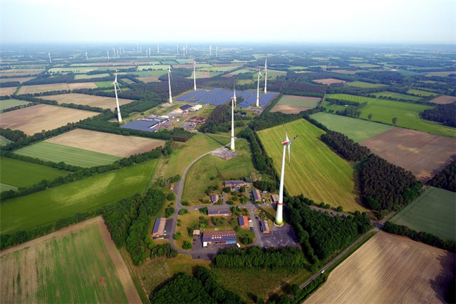 Leuchtturmprojekt der Gemeinde Saerbeck ist der Bioenergiepark: Auf dem 90 ha großen Gelände wird Energie aus Wind, Sonne und Biomasse erzeugt. © Gemeinde Saerbeck