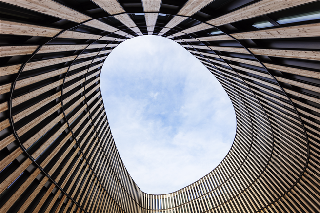 Das Rathaus Freiburg ist das erste öffentliche Netto-Plusenergiegebäude der Welt. © ingenhoven architects / HGEsch