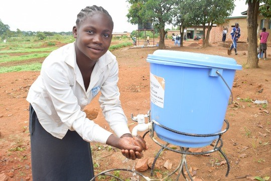 World Vision DR Kongo: Präventionsmaßnahmen wie Handwasch-Stationen schützen vor Epidemien © World Vision
